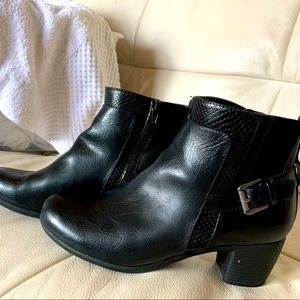 Croft $ Barrow / Ortholite eco manmade upper black leather ankle booties.